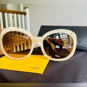Authentic Fendi sunglasses FS5091 including authenticity tag, case and cloth